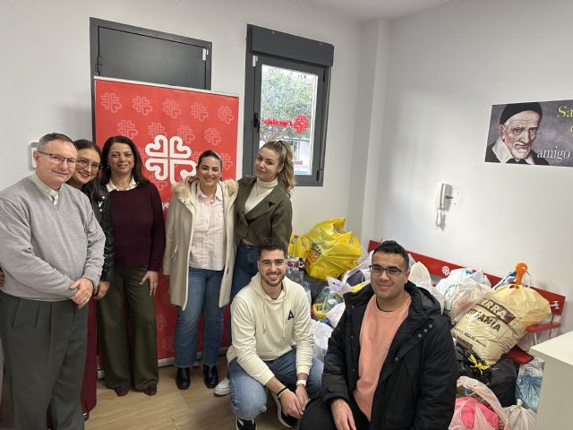 NNGG Águilas entrega a Cáritas centenares de juguetes y ropa de abrigo recogidos ayer en la campaña solidaria - 2, Foto 2