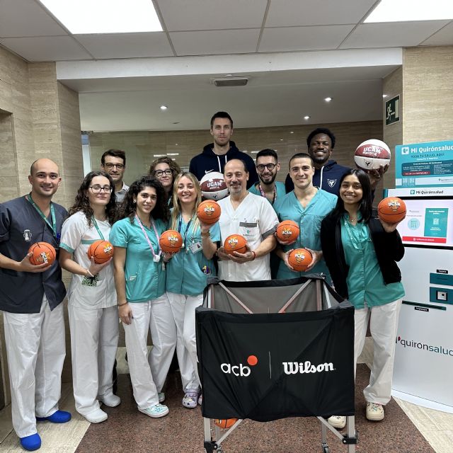 Ilusión y sonrisas en el Hospital Quirónsalud Murcia de la mano de los jugadores de la UCAM CB - 1, Foto 1