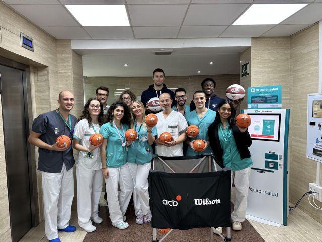 Ilusión y sonrisas en el Hospital Quirónsalud Murcia de la mano de los jugadores de la UCAM CB - 2, Foto 2