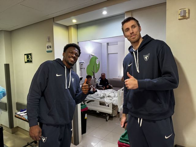 Ilusión y sonrisas en el Hospital Quirónsalud Murcia de la mano de los jugadores de la UCAM CB - 4, Foto 4