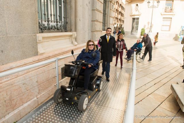 El Palacio Consistorial ya cuenta con una rampa desmontable para facilitar el acceso a personas con discapacidad - 1, Foto 1