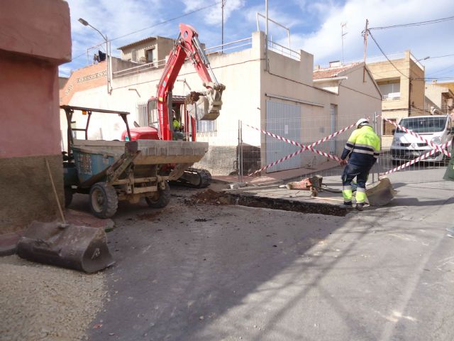 En un plazo de dos semanas estarán finalizadas las obras de renovación de la red y acometidas de alcantarillado en la calle Extremadura y Callejón de la vía Valle del Guadalentín, Foto 1