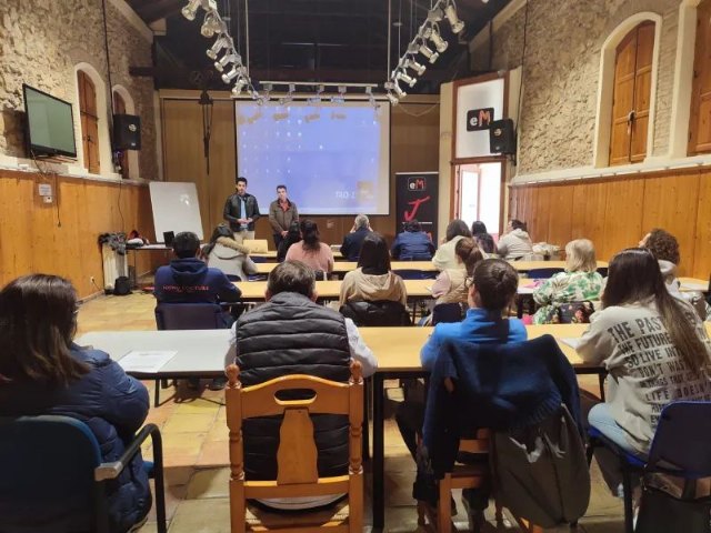 Las acciones formativas de la Concejalía de Juventud y Asociacionismo arrancan con gran éxito - 1, Foto 1