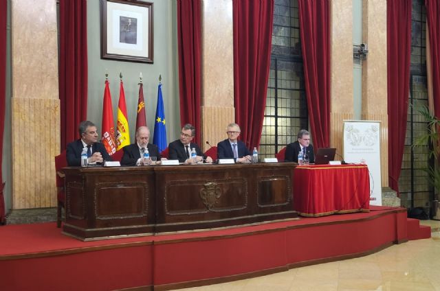 El consejero Juan María Vázquez interviene en el acto de Apertura del Curso 2024 de la Real Academia de Medicina y Cirugía de la Región de Murcia - 1, Foto 1