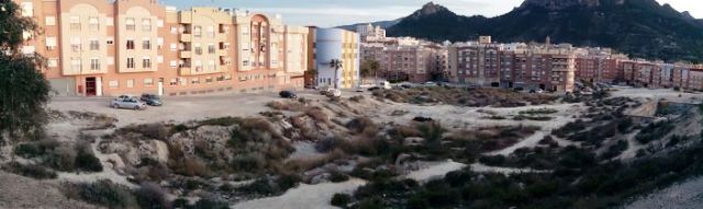 El Ayuntamiento de Cieza limpia la zona de las balsas tras los últimos botellones de Semana Santa - 1, Foto 1