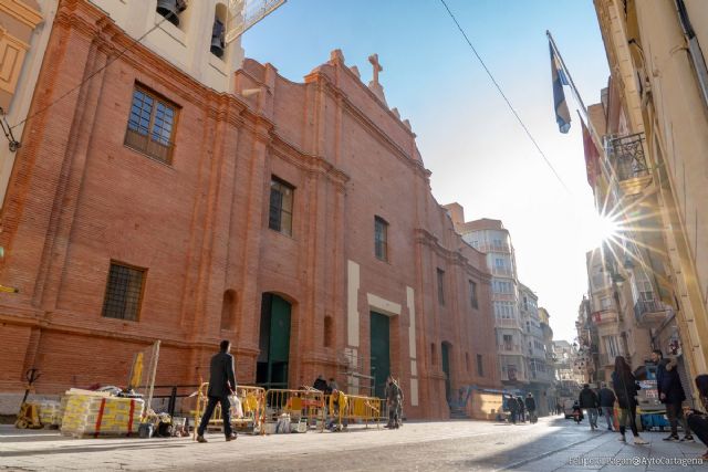 El Resucitado abre las puertas de la iglesia de Santa María para celebrar la Resurrección tras suspender la procesión por la previsión de lluvia y vien - 1, Foto 1