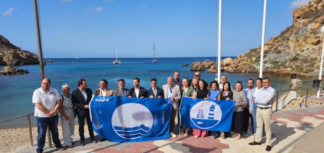 Turismo entrega las 33 banderas azules que ondearán este verano en las playas y puertos deportivos de la Región - 1, Foto 1