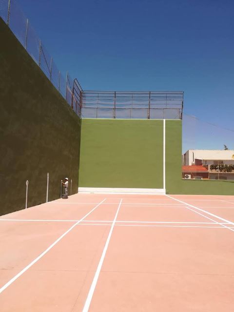 Mejoras en las instalaciones deportivas al restaurarse la pista de frontón y la próxima reparación del muro del polideportivo - 1, Foto 1