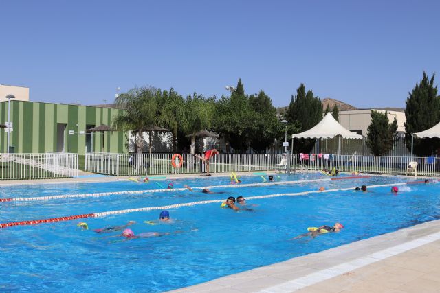 Un total de 126 niños y niñas disfrutan de los cursos de natación de la piscina municipal de verano durante el mes de julio - 1, Foto 1