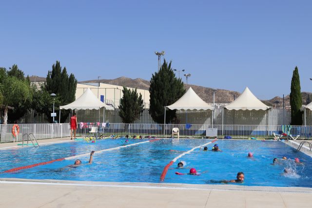 Un total de 126 niños y niñas disfrutan de los cursos de natación de la piscina municipal de verano durante el mes de julio - 2, Foto 2