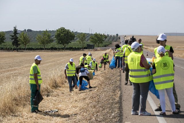 LIBERA alerta de las consecuencias del abandono de basuraleza en carreteras en plena operación salida - 1, Foto 1