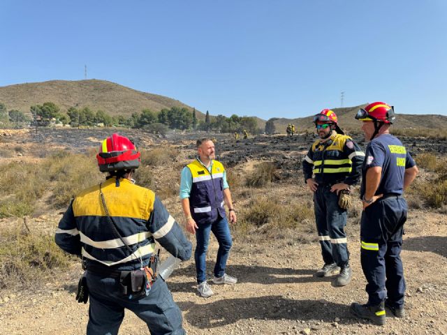 Efectivos del Plan Infomur controlan un incendio forestal declarado en el paraje las Majallanas de Purias - 1, Foto 1