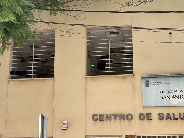 MC: El antiguo centro de salud de San Antón es ocupado ilegalmente ante la pasividad del Gobierno local - 2, Foto 2