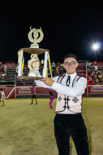 Vicent Garay gana el V Concurso de Recortadores en Calasparra ante una plaza abarrotada Vicent Garay gana el V Concurso de Recortadores en Calasparra ante una plaza abarrotada