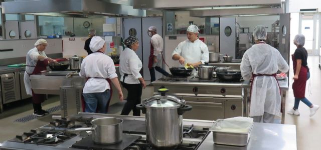 La Región se suma a la iniciativa solidaria de abastecimiento de comidas a los afectados por la DANA de la ONG World Central Kitchen - 1, Foto 1