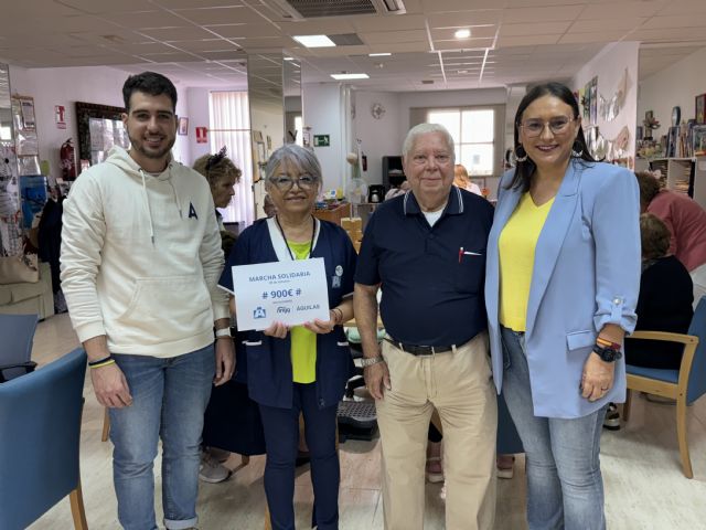 NNGG Águilas entrega a Alzheimer Águilas un cheque con el dinero recaudado en la ruta solidaria del octubre joven - 1, Foto 1