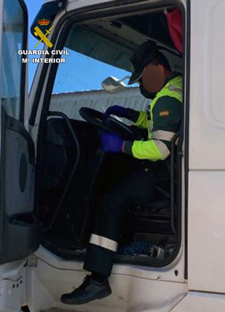 La Guardia Civil investiga a un camionero por conducir de forma temeraria, con el permiso de conducción retirado y bajo los efectos de alcohol y drogas - 1, Foto 1