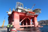 La plataforma petrolfera Transocean Barents atraca en el Dique Suroeste tras un dispositivo especial con traslado en helicptero del prctico al semisumergible