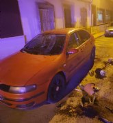 La Polica Local detiene a un individuo por causar danos graves en un vehculo estacionado en la va pblica