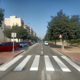 El repintado de la señalización mejora la seguridad vial en el entorno de los colegios