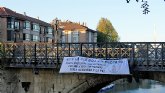 Cuelgan una pancarta en el Puente de los Peligros condenando a la guerra en Ucrania