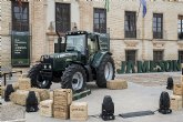 El famoso tractor de los 10k tuits llega a la Carlota, el pueblo de Tom Rohde