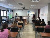 La alcaldesa visita a los participantes del itinerario de insercin laboral 'Servicios auxiliares de esttica'