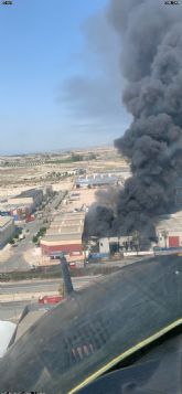 Emergencias recomienda confinarse a los trabajadores del polígono industrial de Fortuna para evitar la nube tóxica del incendio en una nave Emergencias recomienda confinarse a los trabajadores del polígono industrial de Fortuna para evitar la nube tóxica del incendio en una nave