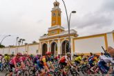 El pelotn de La Vuelta Ciclista a Espana sale de Cartagena rumbo al Collado de la Cruz de Caravaca