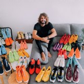 MIKEL IZAL sortea las zapatillas que ha llevado en los conciertos de su ltima gira para iniciativas solidarias