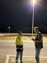 La rotonda que da acceso a Lorca por la carretera de Caravaca ya cuenta con iluminación