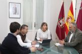 La alcaldesa compromete el respaldo del Ayuntamiento a los pescadores contra las nuevas restricciones de la Comunidad Europea