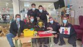 Bomberos del SEIS vistan a los ninos ingresados en el materno infantil del hospital Virgen de la Arrixaca