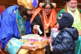 Los pajes de los Reyes Magos recogen las cartas de los niños y niñas en la sede del Colegio de la Abogaca de Murcia