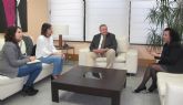 El consejero de Fomento se reúne con la alcaldesa de Santomera