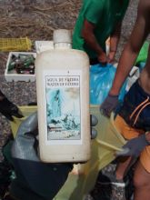 Un camión de basura, y agua milagrosa de Fátima, resultado de la limpieza de Cala Salitrona