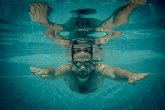 ?Puedo meterme este verano en la piscina o en el mar con lentillas?