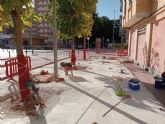 La renovación de la acera en la plaza Santoña evitará el encharcamiento de agua