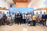 Fernando recibe a los deportistas de la Regin preseleccionados para los Juegos Paralmpicos