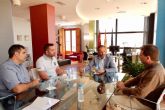 El consejero Javier Celdrán se reúne con Hostecar para trazar nuevas líneas de colaboración que fortalezcan el turismo