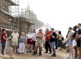 Los visitantes contemplan por primera vez el avance de los trabajos arqueológicos en el Castillejo de Monteagudo