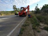 Fomento limpia y acondiciona las cunetas de la carretera de Altorreal y de la antigua carretera N-344