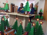 Usuarios de los Centros de Da para la Discapacidad entregan a la Asociacin de Comerciantes los ornamentos navideños con los que adornarn estas fiestas sus establecimientos comerciales