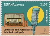 Correos y la FNMT presentan un sello y una moneda que conmemoran el centenario de la primera emisión autorizada de la radio en España