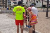 Los socorristas de las playas cartageneras informan a los usuarios de la alerta amarilla por altas temperaturas