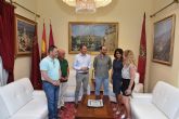 Fulgencio Gil recibe en el ayuntamiento al fillogo y escritor lorquino Andrs Porln Torroglosa