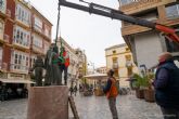 El Ayuntamiento de Cartagena retira un pequeño nazareno del monumento al Procesionista para repararlo antes del Miércoles de Ceniza