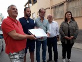 Entregan a los vecinos de Barrio Jover el proyecto del colector y la certificación de que la partida económica para acometerlo ya está preparada