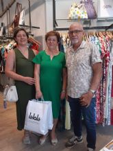 Entrega del premio de 1.000 euros a María Dolores Garre, ganadora de la campaña comercial “El verano tiene premio”