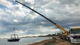 Medio Ambiente retira una embarcacin de diez metros semivarada en la playa de Los Urrutias